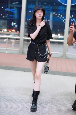 袁冰妍休闲率性机场照图片_5