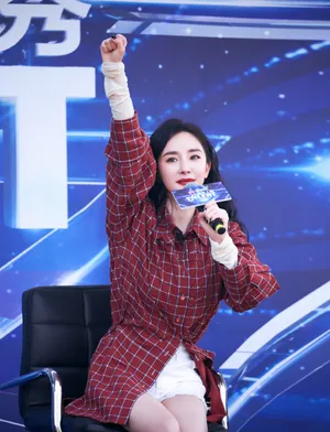 杨幂《中国达人秀》性感写真图片_6
