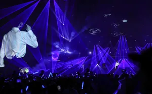 王源刺绣衫浪漫舞台照图片_6