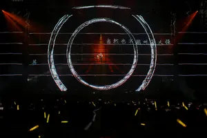 王源刺绣衫浪漫舞台照图片_8