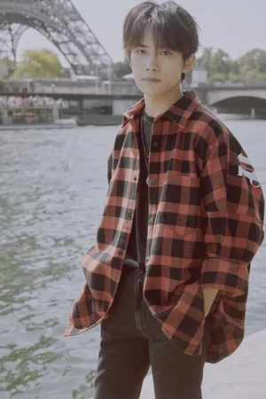 易烊千玺漫步河畔帅气图片