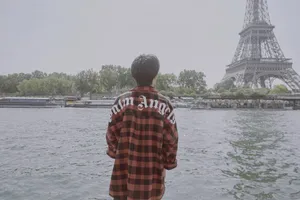 易烊千玺漫步河畔帅气图片_2