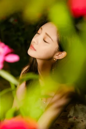 周洁琼甜美优雅写真图片_3
