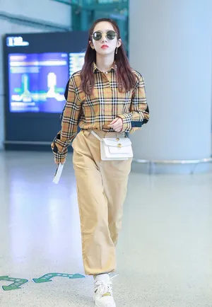 孟美岐酷美街拍照图片_1