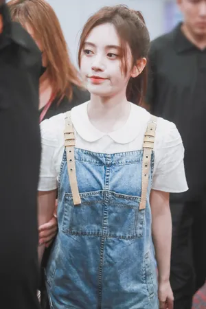 鞠婧祎机场私服街拍图片