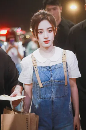 鞠婧祎机场私服街拍图片_2