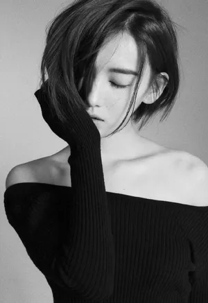 李沐宸黑白优雅写真图片