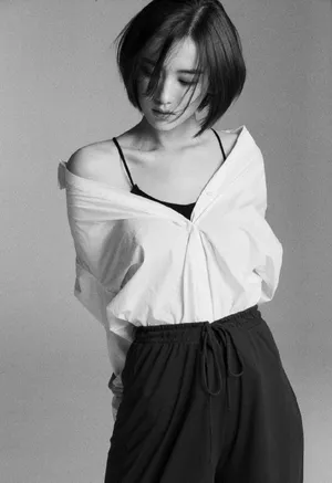 李沐宸黑白优雅写真图片_2