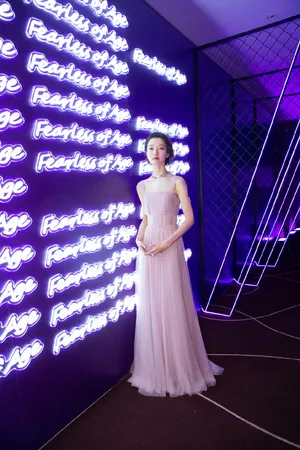 杜鹃淡然优雅礼服写真图片_6