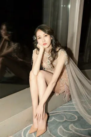 弦子裸色羽毛裙优雅写真图片_6