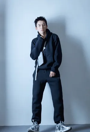 张哲瀚清冷帅气写真大片