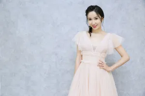 娄艺潇麻花辫娇俏可人性感写真图片