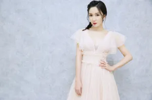 娄艺潇麻花辫娇俏可人性感写真图片