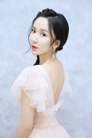 娄艺潇麻花辫娇俏可人性感写真图片_7