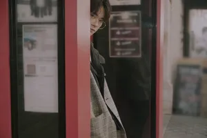 易烊千玺静谧美好街拍图片_3