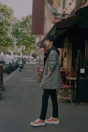 易烊千玺静谧美好街拍图片_8