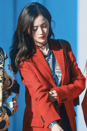 吴宣仪糖果色西装甜美写真图片