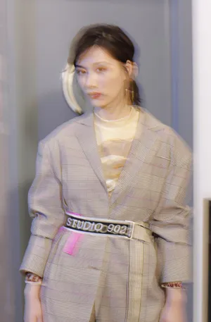 徐悦格纹西装干练写真图片_2