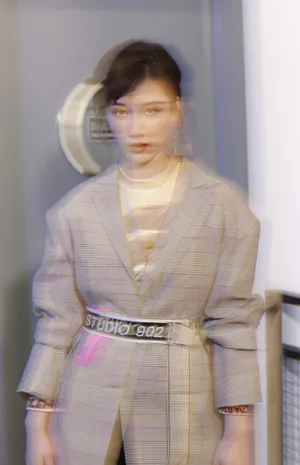 徐悦格纹西装干练写真图片_3