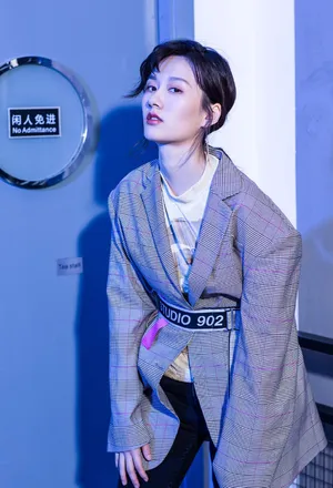 徐悦格纹西装干练写真图片_4