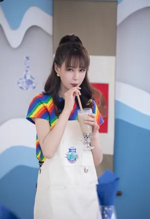 沈梦辰元气彩虹装图片_2