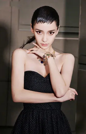 Angelababy赫本风魅力写真大片_5