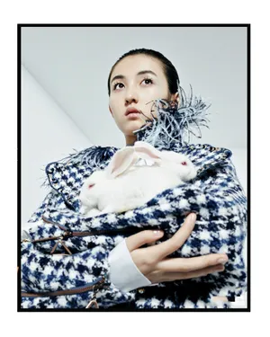 张子枫百变时尚封面大片写真图片_3