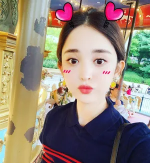 娜扎时尚休闲风街头生活照片