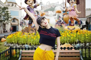 娜扎时尚休闲风街头生活照片_4