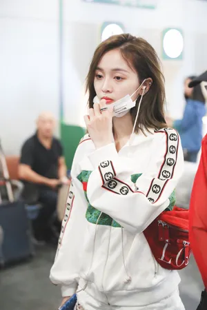 吴宣仪清爽私服街拍图片