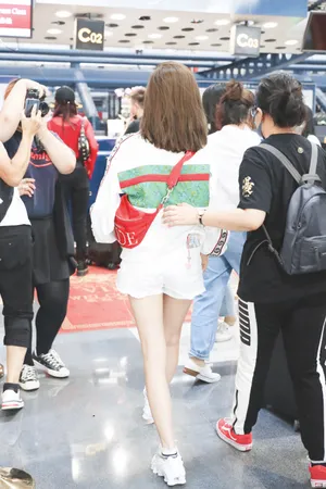 吴宣仪清爽私服街拍图片_2