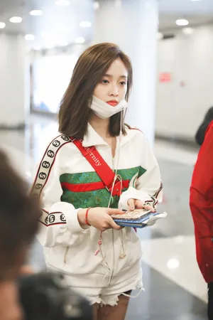 吴宣仪清爽私服街拍图片_4
