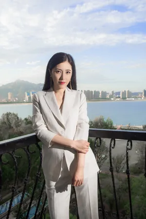 曾黎白色西装干练活动照图片_3
