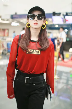 孟美岐酷美私服街拍图片_4