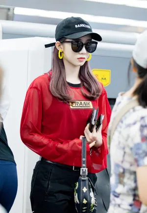 孟美岐酷美私服街拍图片_7