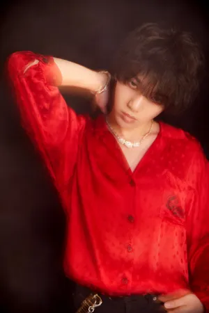 华晨宇红衣少年光影写真图片