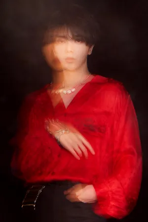华晨宇红衣少年光影写真图片_2