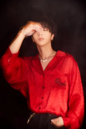 华晨宇红衣少年光影写真图片_3