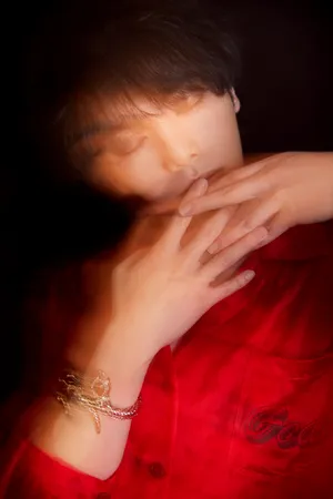 华晨宇红衣少年光影写真图片_5
