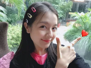 李兰迪可爱俏皮自拍照图片