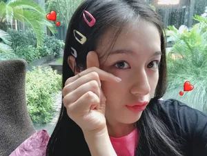 李兰迪可爱俏皮自拍照图片