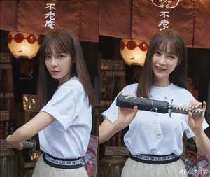 沈梦辰清秀甜美街拍图片_2