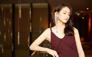 柴碧云不对称红裙性感图片_3