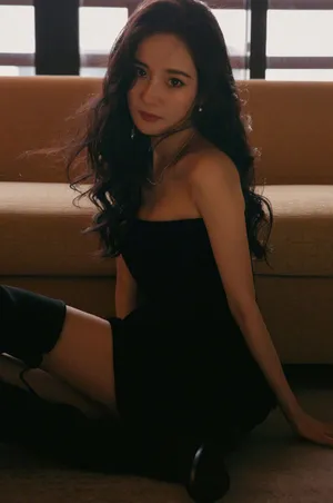 杨幂时尚妩媚抹胸裙写真图片