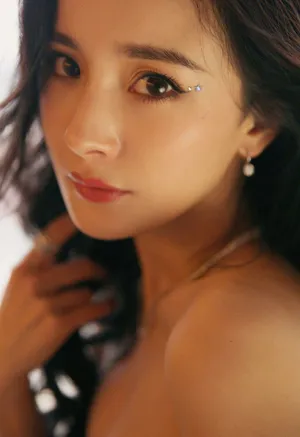 杨幂时尚妩媚抹胸裙写真图片_4