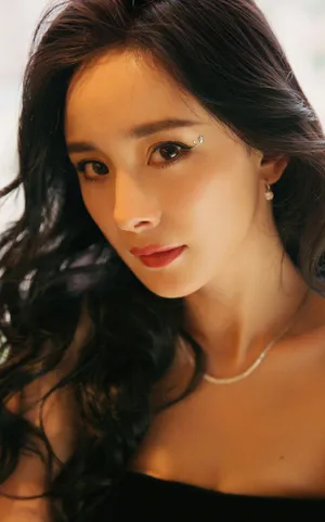 杨幂时尚妩媚抹胸裙写真图片_5