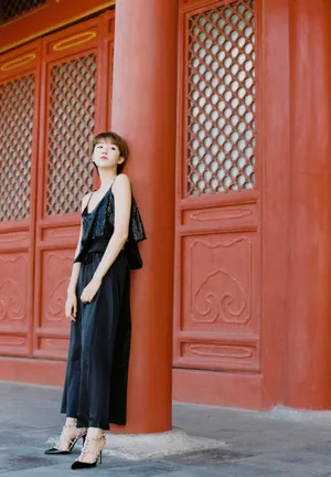 李欣燃黑色吊带性感图片_1