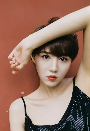 李欣燃黑色吊带性感图片