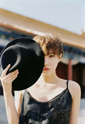 李欣燃黑色吊带性感图片_2