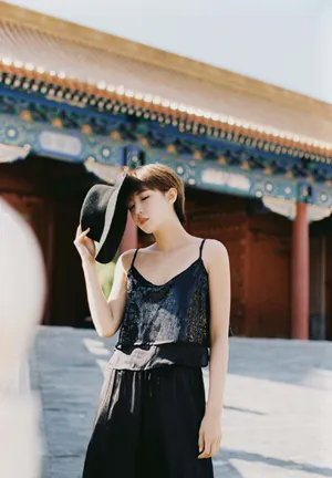李欣燃黑色吊带性感图片_3